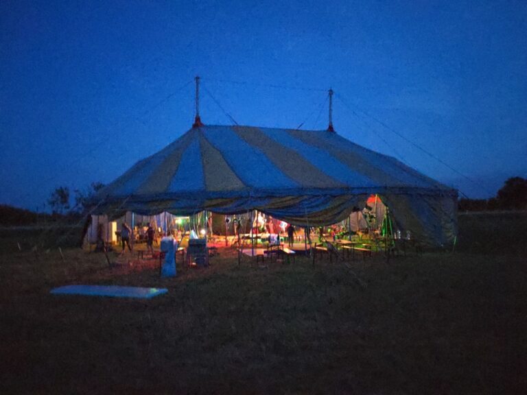 02. – 07.08.2026 Zirkuscamp im Zirkuszelt am Feringasee. Zirkus Bombastico ist wieder da!