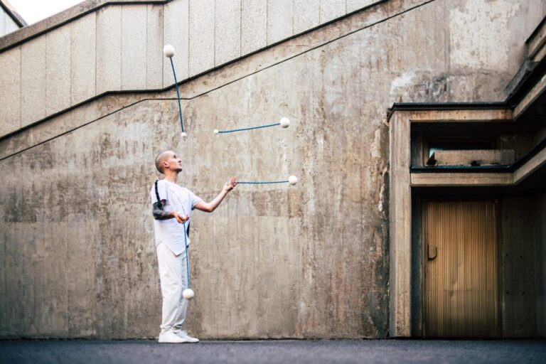 Workshop fällt leider aus, wird aber nachgeholt! Jonglage und Objektmanipulation mit Bow Juggler und Kathrin Wagner